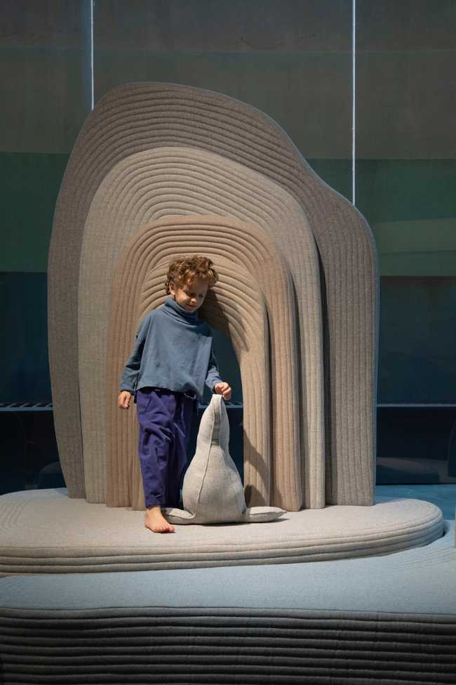 Installazione di Sarit Shani Hay. Un paesaggio giocoso abitato da morbide creature