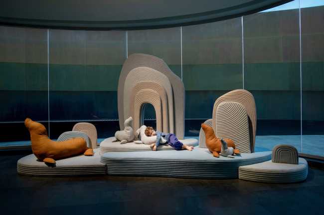 Installazione di Sarit Shani Hay. Un paesaggio giocoso abitato da morbide creature