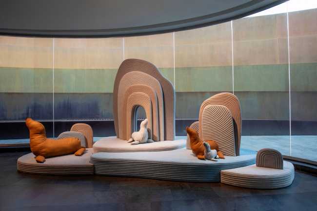 Installazione di Sarit Shani Hay. Un paesaggio giocoso abitato da morbide creature