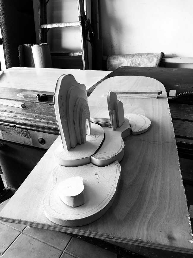 Installazione di Sarit Shani Hay. Un paesaggio giocoso abitato da morbide creature