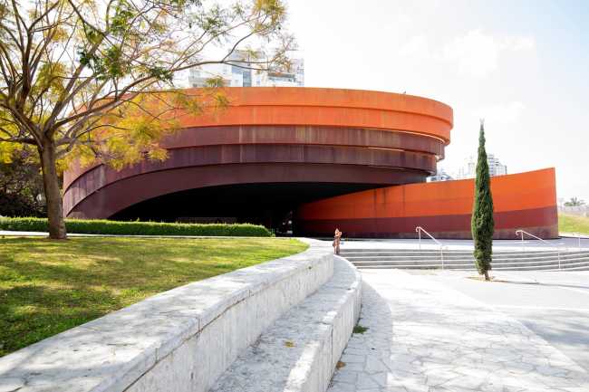 Installazione di Sarit Shani Hay. Un paesaggio giocoso abitato da morbide creature