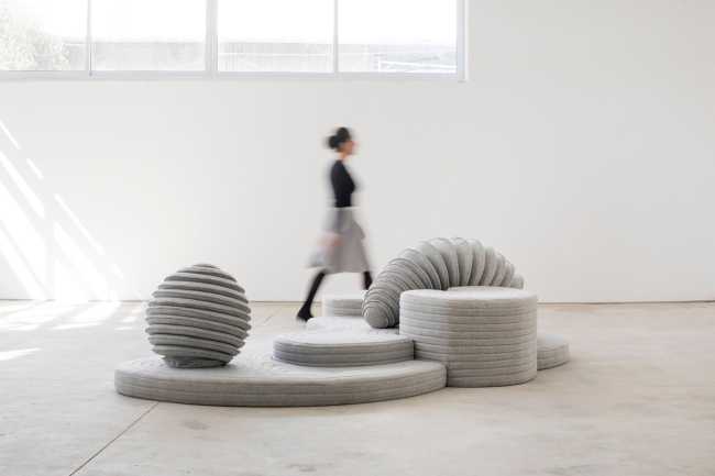 Installazione di Sarit Shani Hay. Un paesaggio giocoso abitato da morbide creature