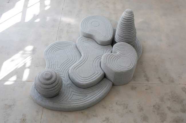 Installazione di Sarit Shani Hay. Un paesaggio giocoso abitato da morbide creature