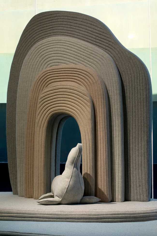 Installazione di Sarit Shani Hay. Un paesaggio giocoso abitato da morbide creature