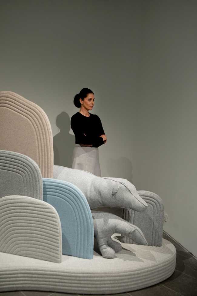 Installazione di Sarit Shani Hay. Un paesaggio giocoso abitato da morbide creature