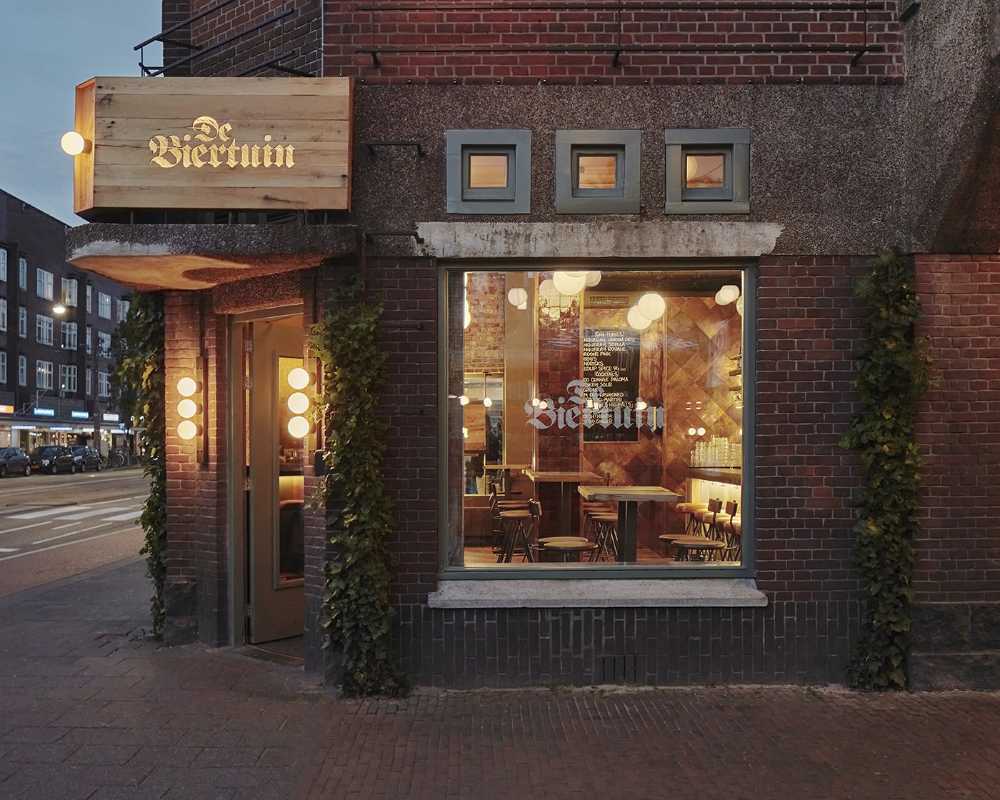 De Biertuin West di Amsterdam. Interni ed esterni progettati ispirandosi al biergärten tedesco
