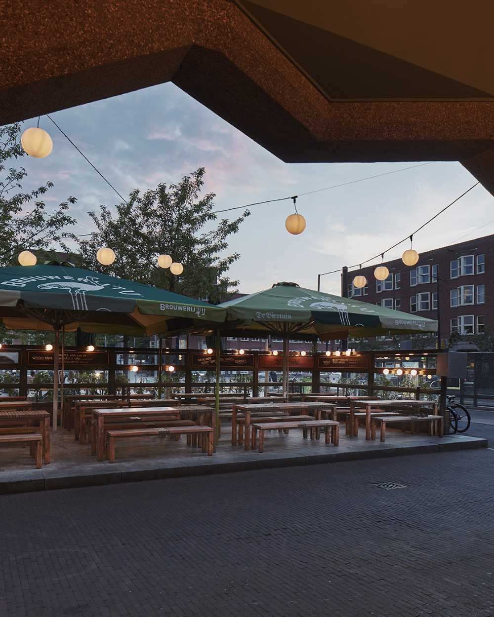 De Biertuin West di Amsterdam. Interni ed esterni progettati ispirandosi al biergärten tedesco