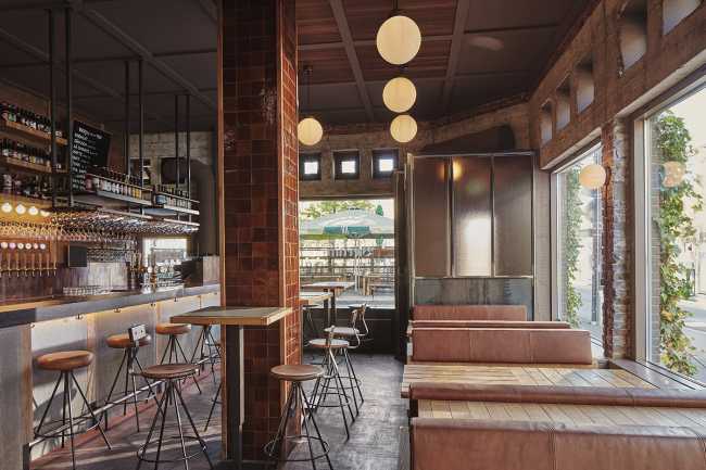 De Biertuin West en Ámsterdam. Interior y exterior inspirados en la biergärten alemana