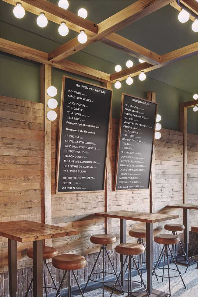 De Biertuin West en Ámsterdam. Interior y exterior inspirados en la biergärten alemana