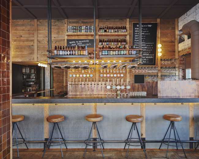 De Biertuin West en Ámsterdam. Interior y exterior inspirados en la biergärten alemana