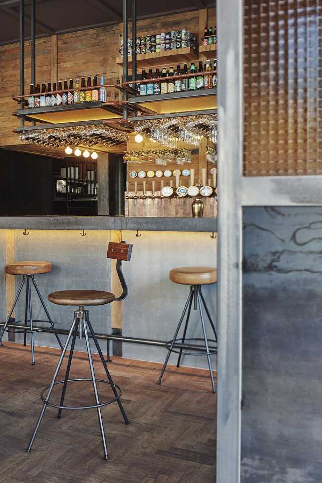 De Biertuin West en Ámsterdam. Interior y exterior inspirados en la biergärten alemana