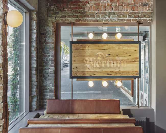 De Biertuin West en Ámsterdam. Interior y exterior inspirados en la biergärten alemana