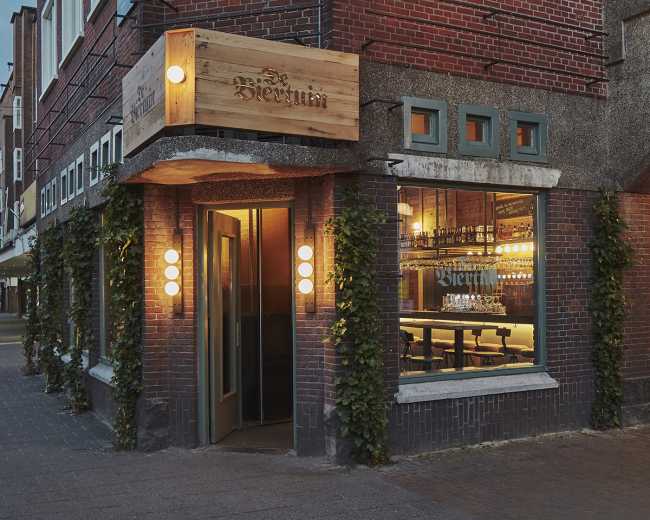 De Biertuin West en Ámsterdam. Interior y exterior inspirados en la biergärten alemana