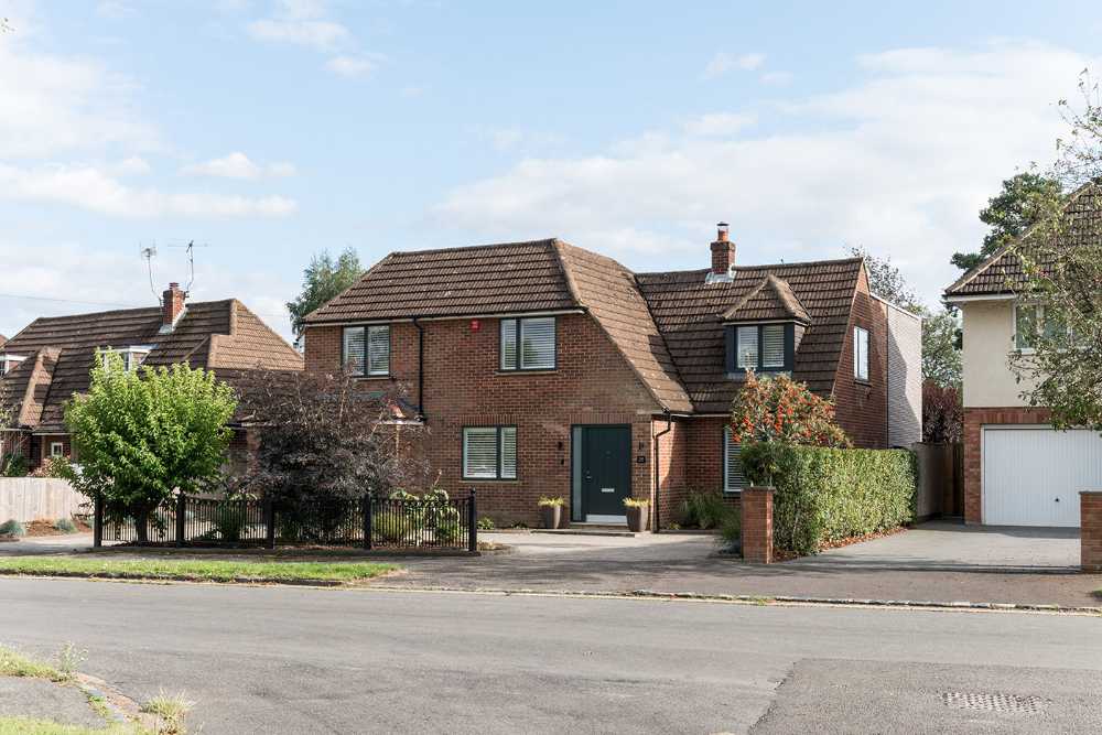 Long Brick House. Une boîte de briques en pierre reliée à la structure préexistante par un couloir vitré