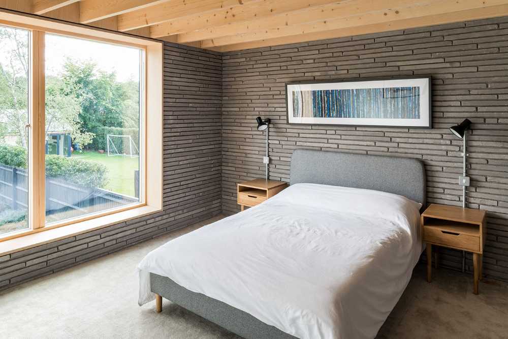 Long Brick House. Une boîte de briques en pierre reliée à la structure préexistante par un couloir vitré