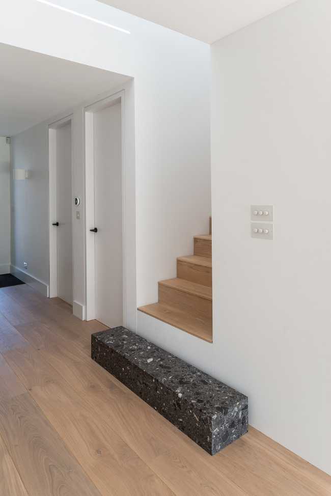 Long Brick House. Une boîte de briques en pierre reliée à la structure préexistante par un couloir vitré