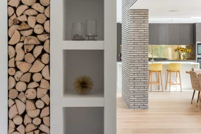 Long Brick House. Une boîte de briques en pierre reliée à la structure préexistante par un couloir vitré