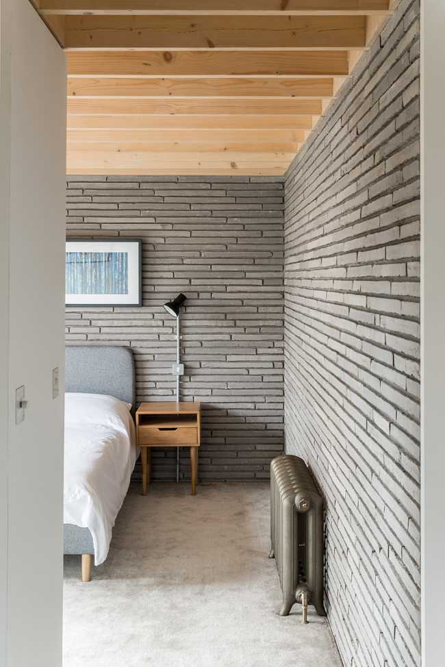 Long Brick House. Une boîte de briques en pierre reliée à la structure préexistante par un couloir vitré