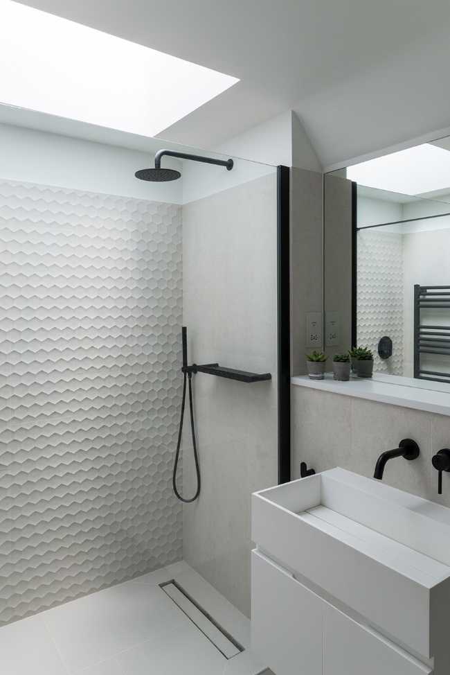 Long Brick House. Une boîte de briques en pierre reliée à la structure préexistante par un couloir vitré