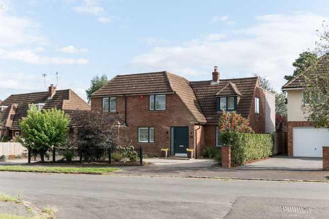 Long Brick House. Une boîte de briques en pierre reliée à la structure préexistante par un couloir vitré