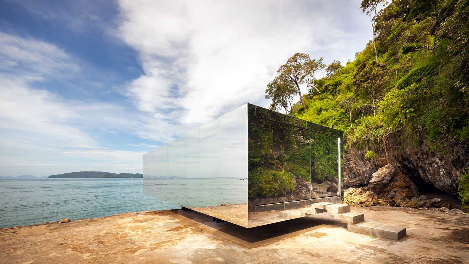 No sunrise, no sunset pavilion. The steel reflects the surrounding nature between reality and illusion