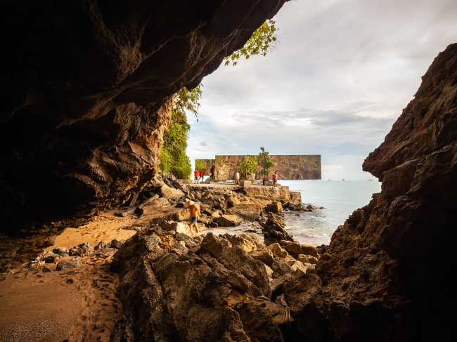 No sunrise, no sunset pavilion. The steel reflects the surrounding nature between reality and illusion