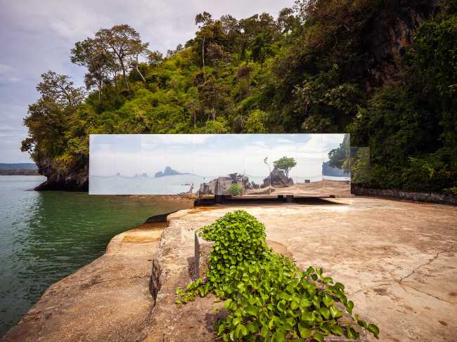 No sunrise, no sunset pavilion. The steel reflects the surrounding nature between reality and illusion