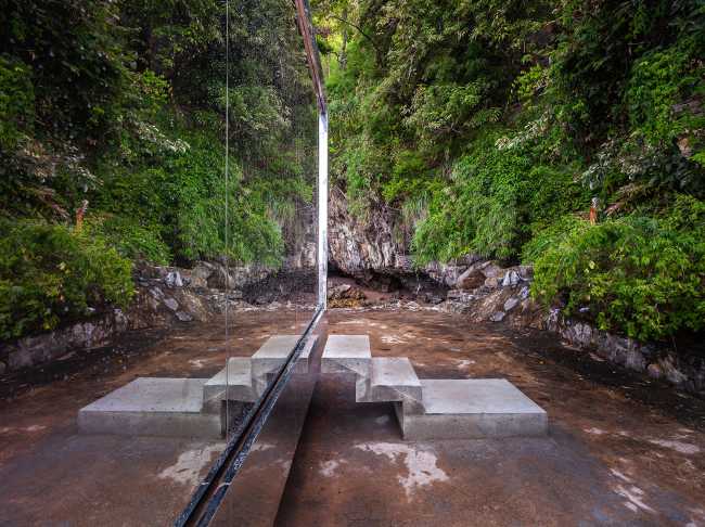 No sunrise, no sunset pavilion. The steel reflects the surrounding nature between reality and illusion
