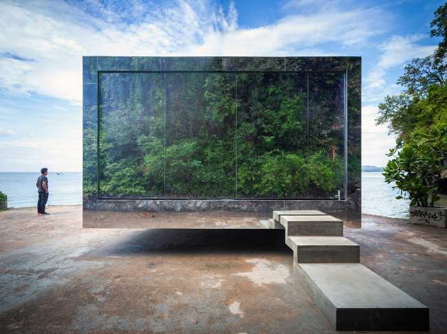 No sunrise, no sunset pavilion. The steel reflects the surrounding nature between reality and illusion