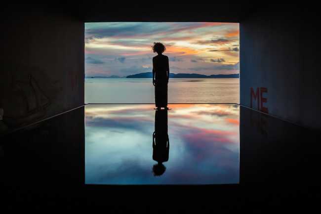 No sunrise, no sunset pavilion. The steel reflects the surrounding nature between reality and illusion