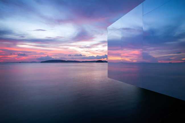 No sunrise, no sunset pavilion. The steel reflects the surrounding nature between reality and illusion