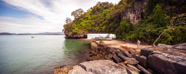 No sunrise, no sunset pavilion. The steel reflects the surrounding nature between reality and illusion
