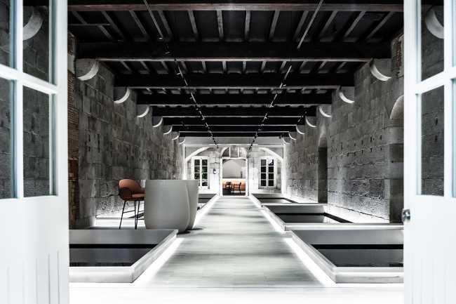 XAPO, banque de cryptomonnaie dans une caserne abandonnée. Une architecture entre histoires et ère numérique.