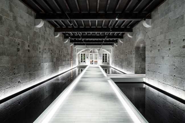 XAPO, une banque de cryptomonnaie dans une caserne abandonnée. Une architecture entre histoires et ère numérique.