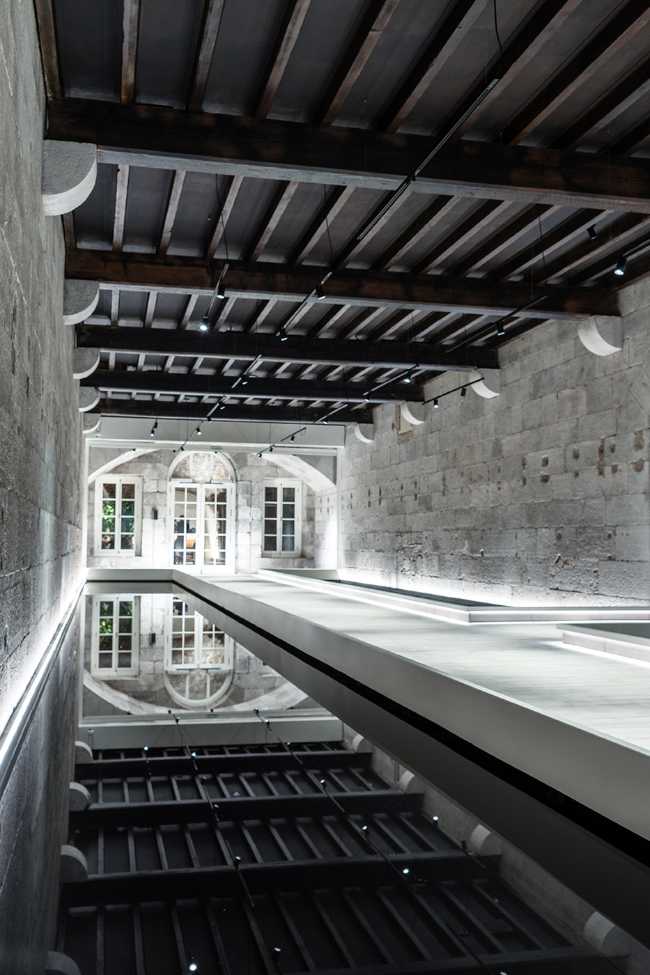 XAPO, une banque de cryptomonnaies dans une caserne abandonnée. Une architecture entre histoires et ère numérique.