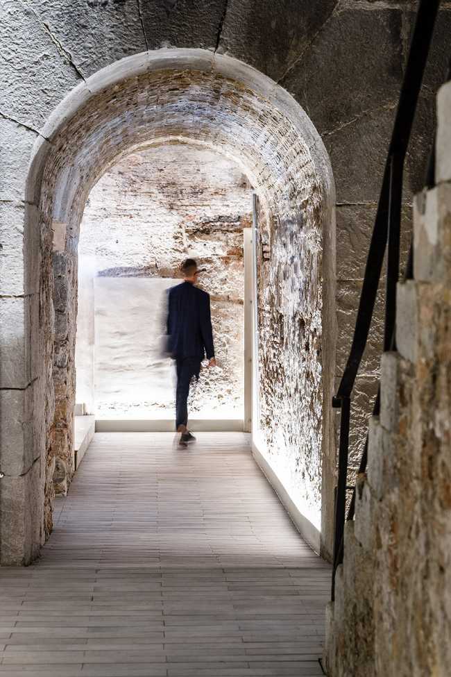 XAPO, une banque de cryptomonnaies dans une caserne abandonnée. Une architecture entre histoires et ère numérique.