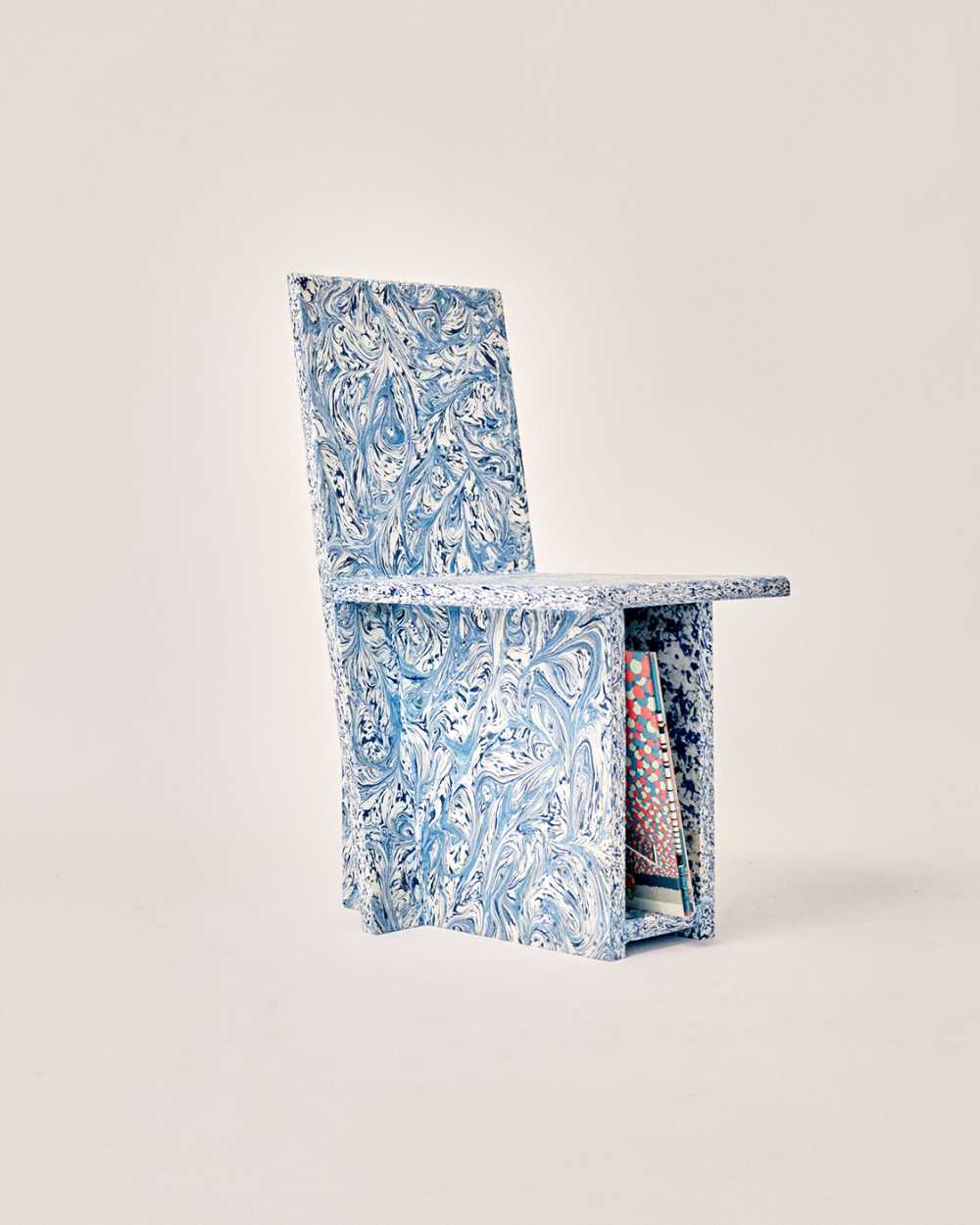Chaise Peggy. Une chaise fabriquée à partir de plastique recyclé qui promeut le concept de design recyclé