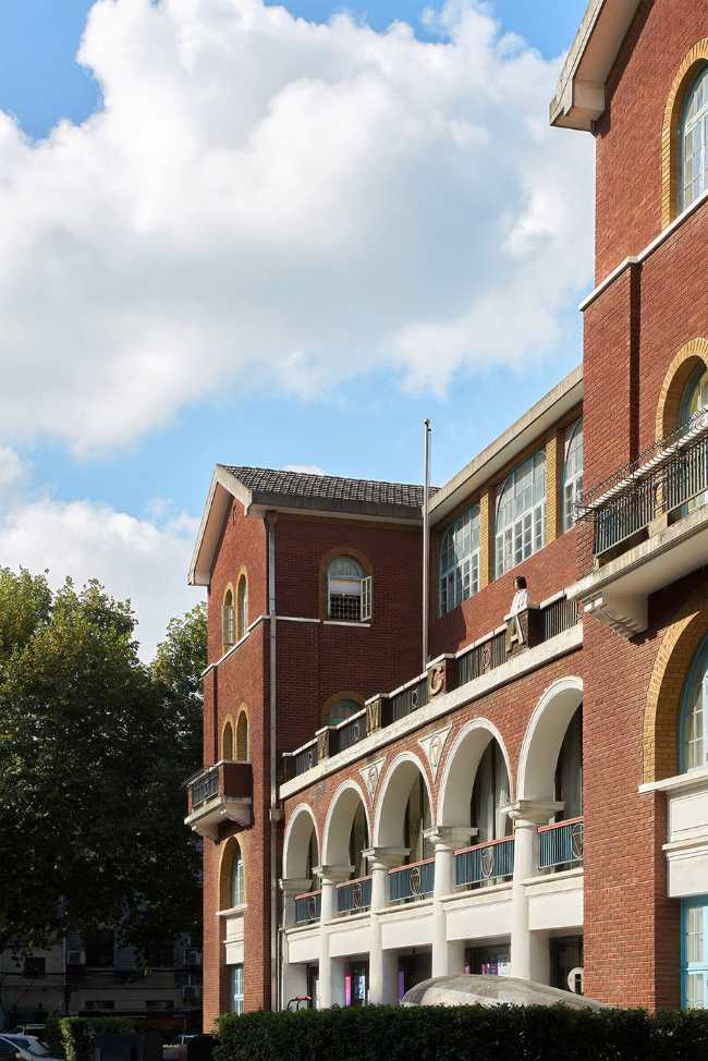 Nuovo look per l'antico YMCA Hotel: design all'insegna della sorpresa e dell'umorismo