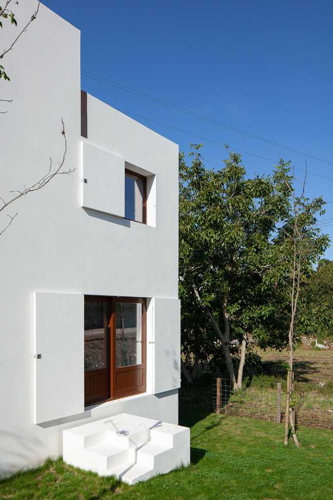 Casa em Afife. Architecture minimaliste conçue pour se fondre dans les pentes naturelles du terrain
