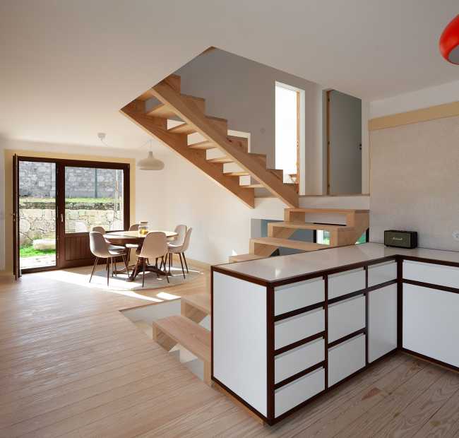 Casa em Afife. Architecture minimaliste conçue pour se fondre dans les pentes naturelles du terrain