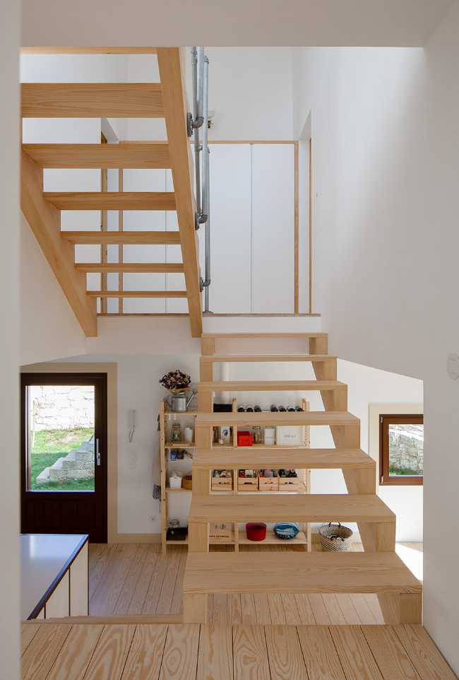 Casa em Afife. Architecture minimaliste conçue pour se fondre dans les pentes naturelles du terrain