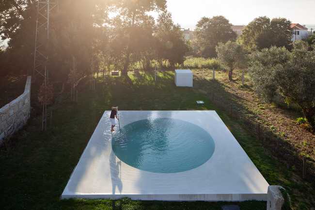 Casa em Afife. Architecture minimaliste conçue pour se fondre dans les pentes naturelles du terrain