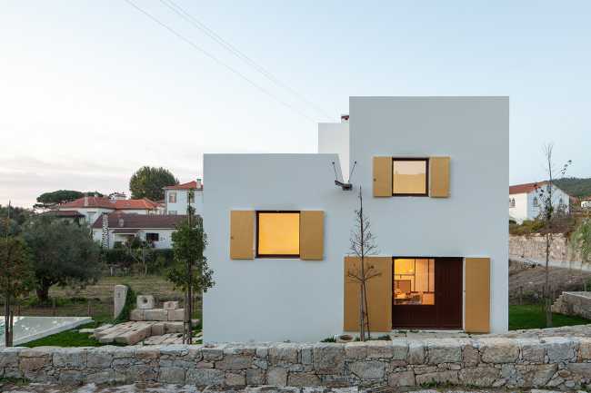 Casa em Afife. Architecture minimaliste conçue pour se fondre dans les pentes naturelles du terrain