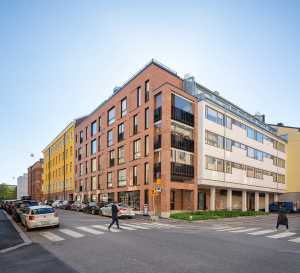 Briques rouges pour l'agrandissement de l'ancien bâtiment finlandais Merimiehenkatu 20.