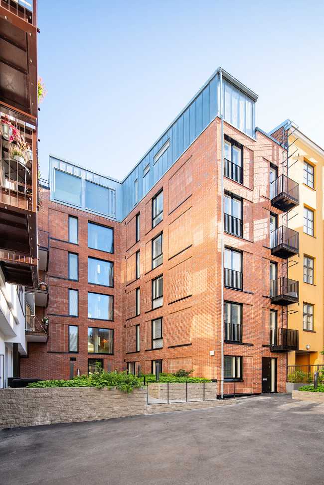 Red bricks for the extension of the old Finnish building Merimiehenkatu 20