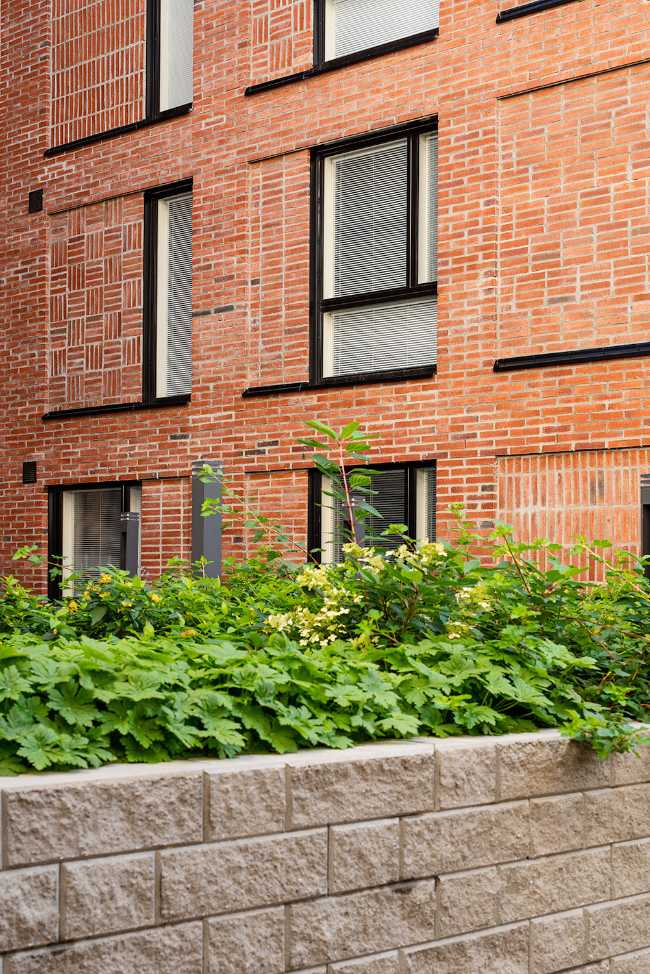 Red bricks for the extension of the old Finnish building Merimiehenkatu 20