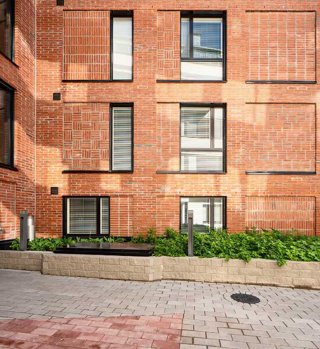 Red bricks for the extension of the old Finnish building Merimiehenkatu 20
