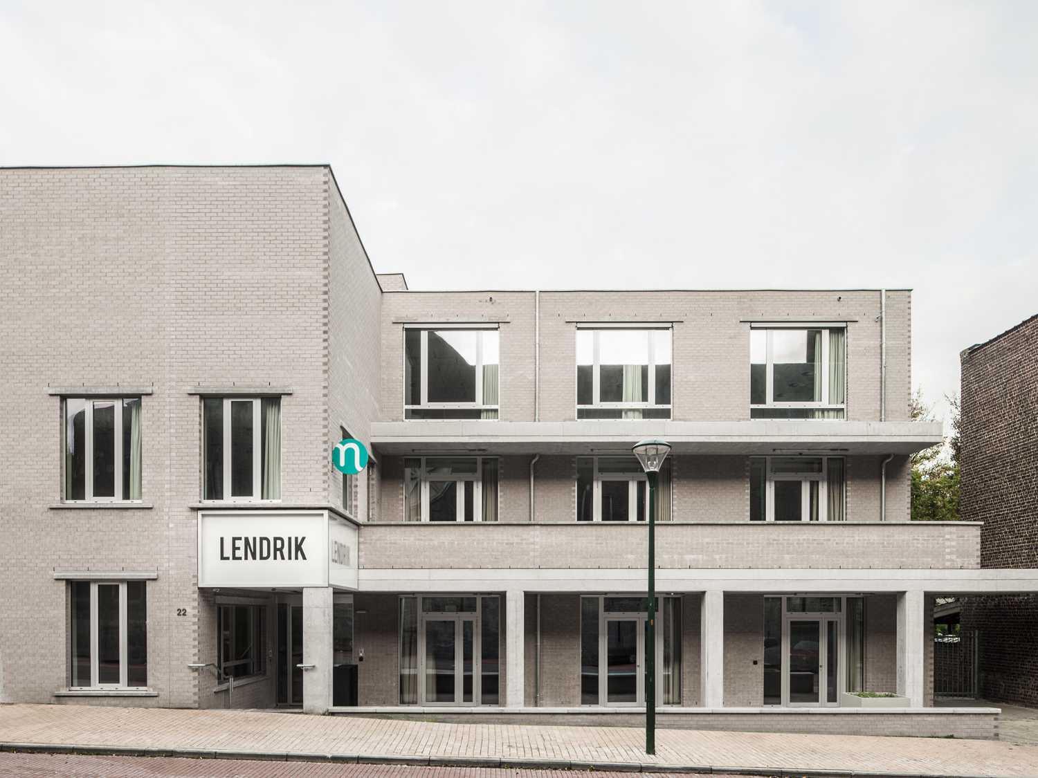 Lendrik. Un’edificio che ospita servizi al cittadino interpretando la transizione tra spazio pubblico e privato