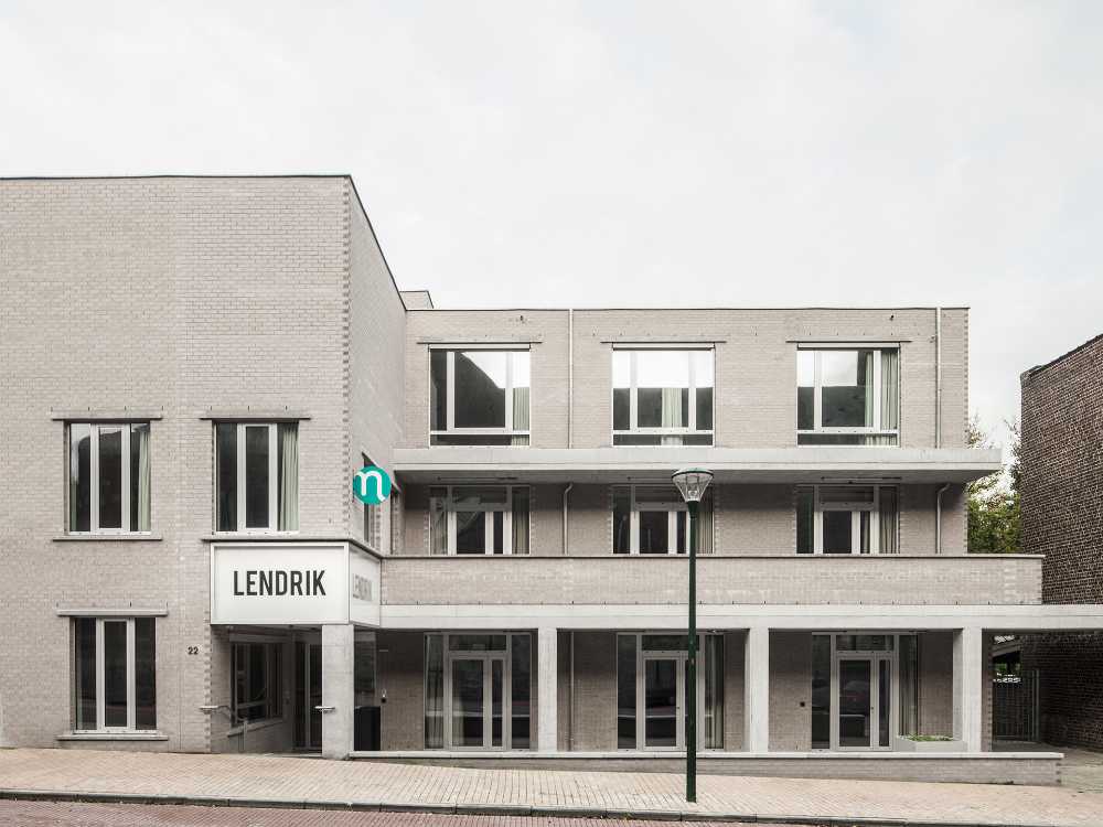 Lendrik. Un edificio que alberga servicios al ciudadano interpretando la transición entre espacio público y privado