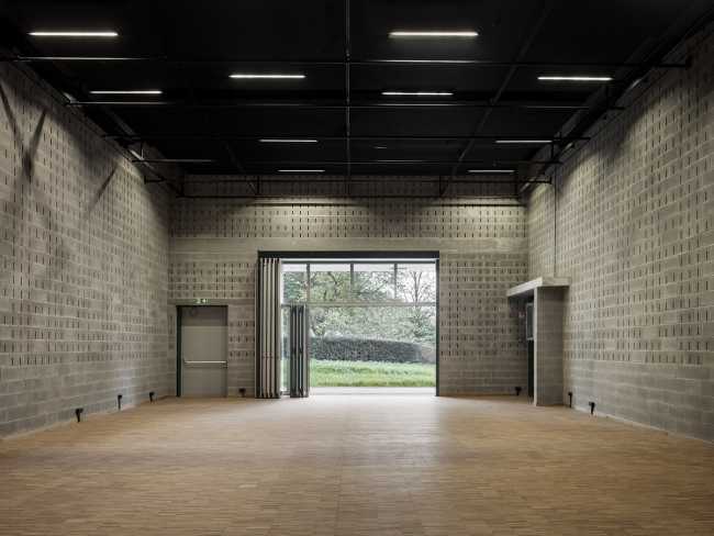 Lendrik. A building that houses citizen services while redefining the transition between public and private space